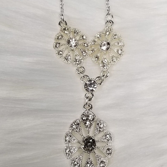 Avon's Stunning Heirloom Necklace - Picture 2 of 3